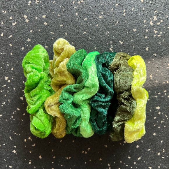 💚 Velvet Scrunchie Bundle - 7 Green Scrunchies - Picture 3 of 4